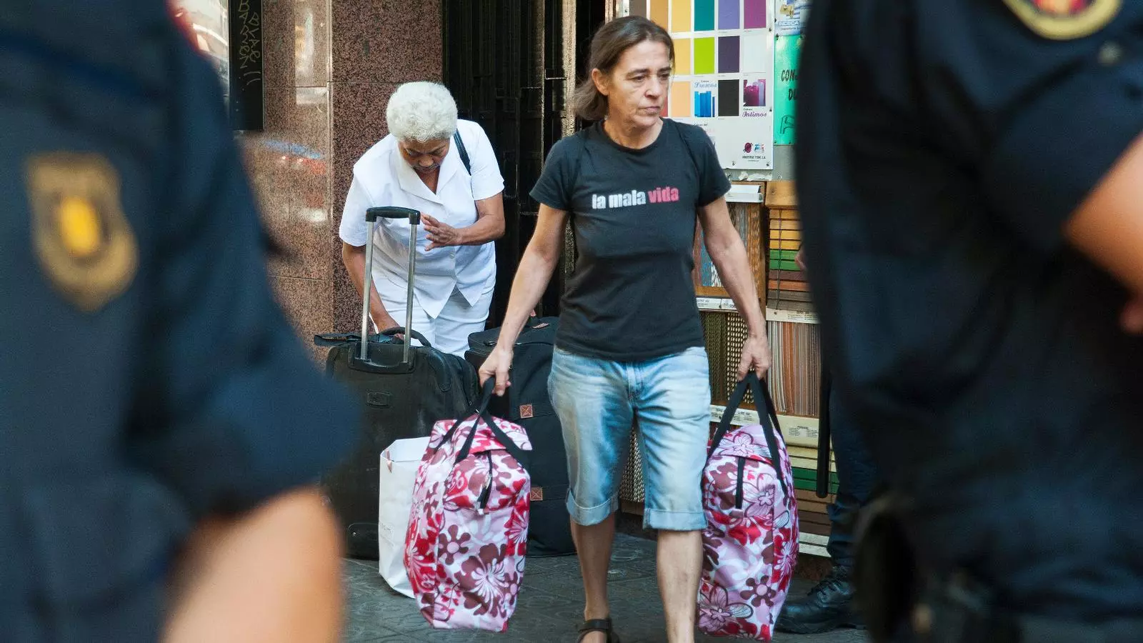 Activistes de la PAH ajudant Hiba Kimakhe a endur-se els objectes del pis desallotjat
