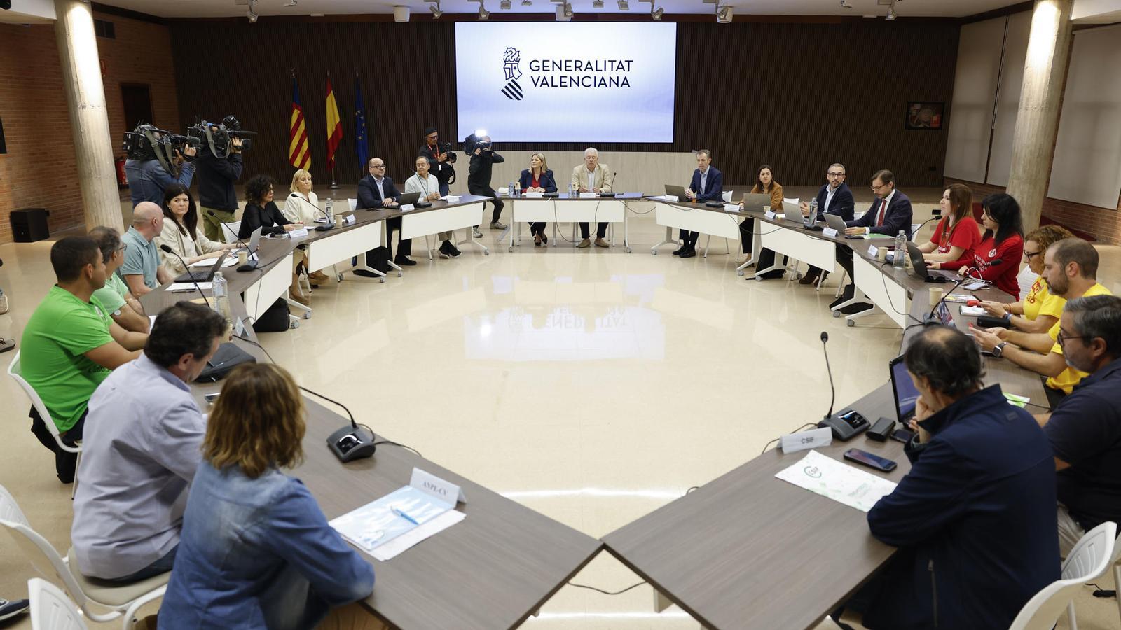Meeting of unions and representatives of the Ministry of Education of the Valencian government due to the indefinite strike started on Monday in education.