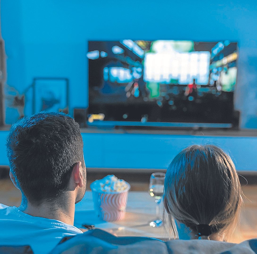 Una parella mirant la televisió