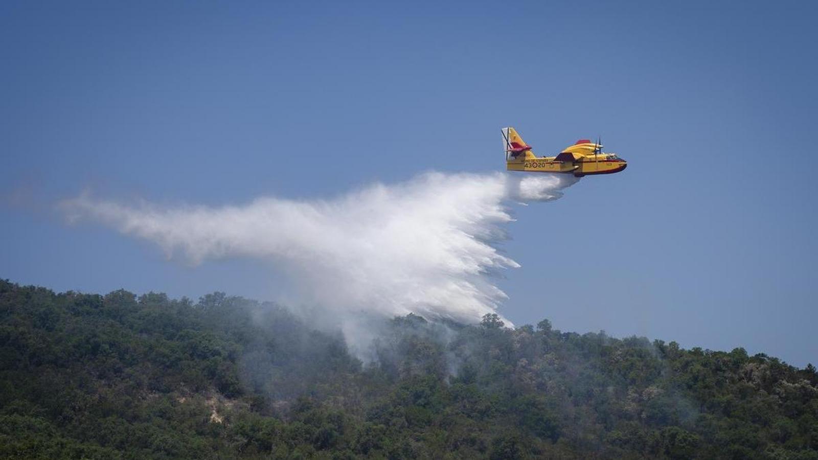 A seaplane unloads water over a wooded area in Calonge, on July 4th.