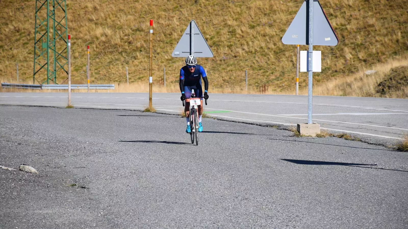 Un ciclista en el tram final del port d'Envalira.