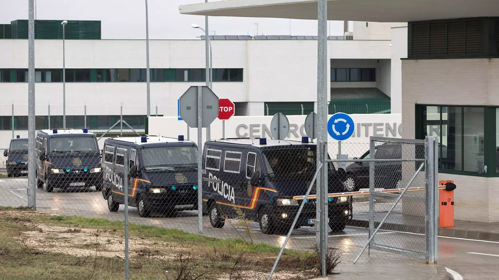 Furgons de la Policia Nacional sortint del centre d’internament per a estrangers d’Archidona, que ha de ser una futura presó.