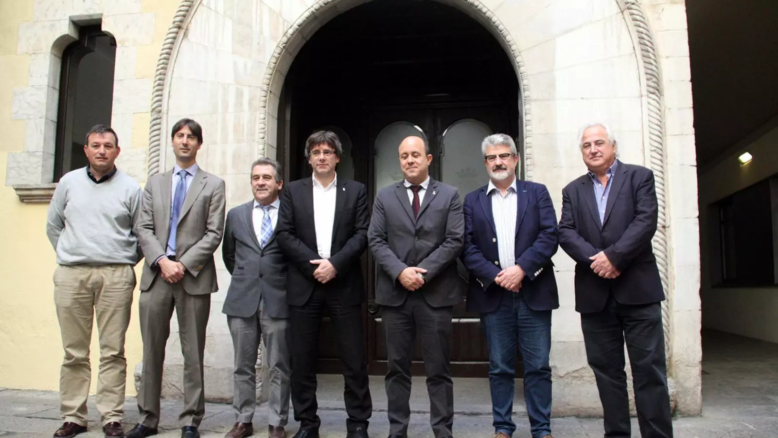 Els alcaldes de Girona (al mig), Caldes de Montbui, El Port de la Selva, Olot, Montblanc, Balaguer i Cervera, han presentat aquest dimecres la 'Declaració Municipalista de Cervera' / ACN