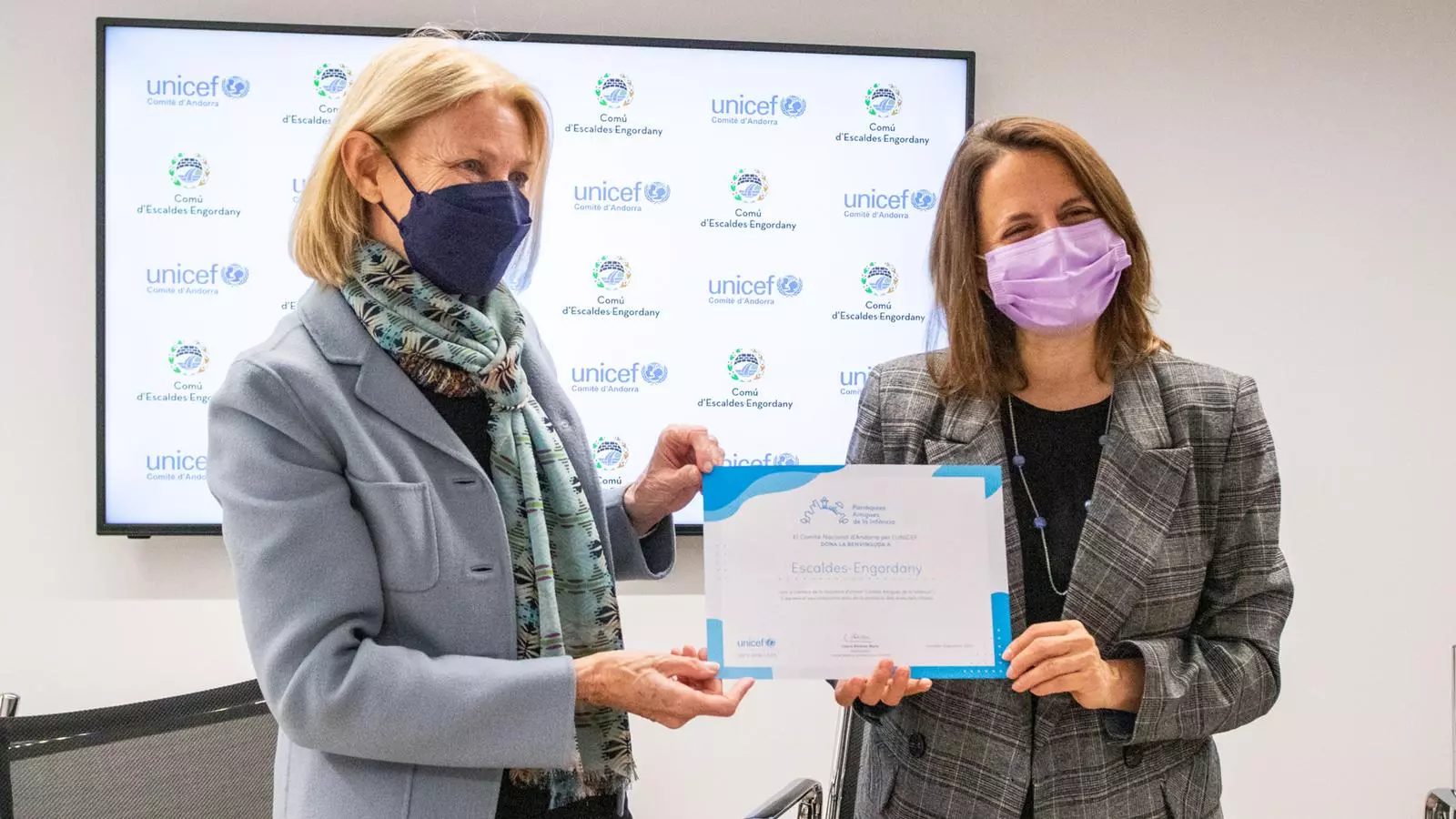 La cònsol major d'Escaldes-Engordany, Rosa Gili, i la presidenta d'Unicef, Laura Alvarez, després de signar el conveni.