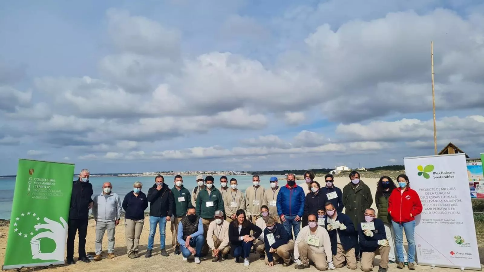 Alguns dels participants al projecte 'Millora de la qualitat dels espais litorals de rellevància ambiental de les Illes Balears'.
