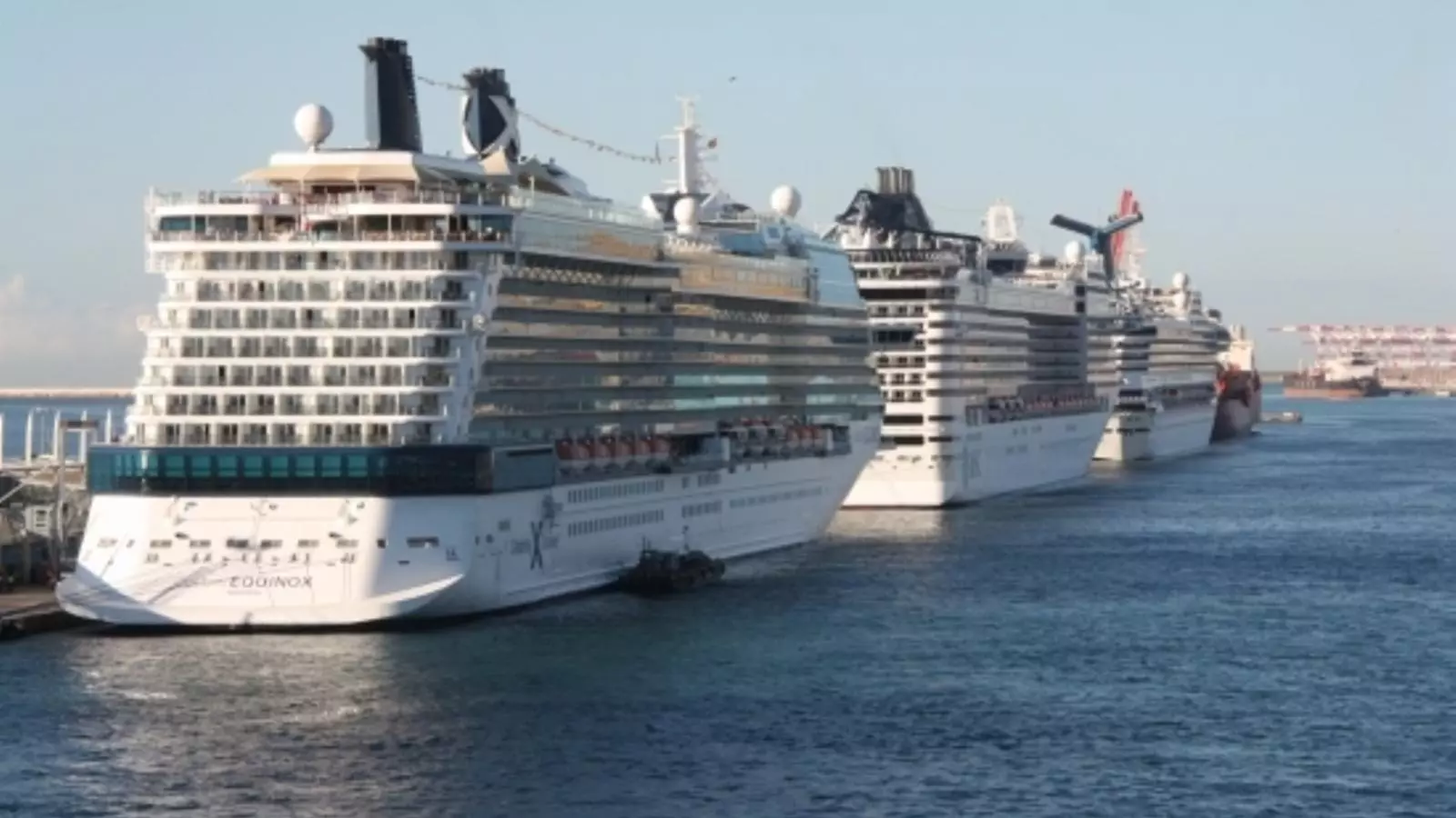El moll Adossat del port de Barcelona amb diversos creuers amarrats.