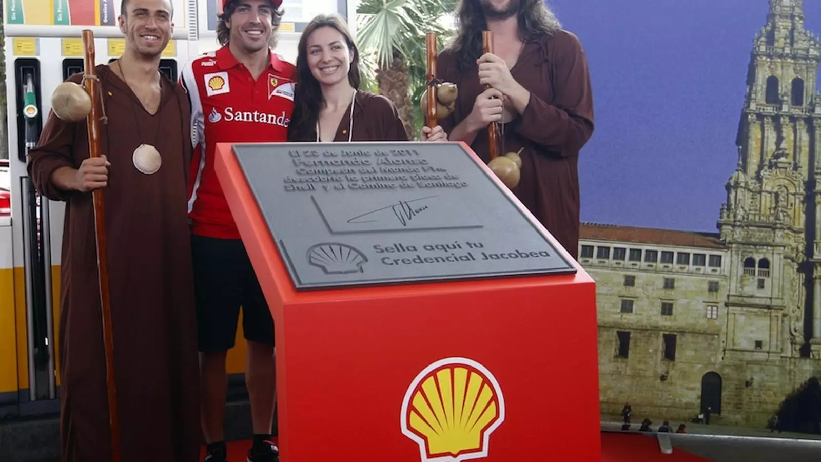 Fernando Alonso, amb pelegrins, durant un acte publicitari a València.