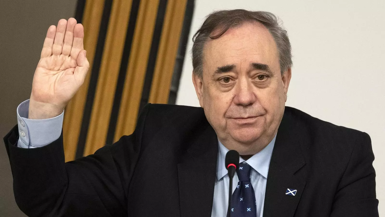 Alex Salmond, jurant dir la veritat i tota la veritat davant del comitè parlamentari que analitza com el govern escocès va abordar el cas dels seus presumptes abusos