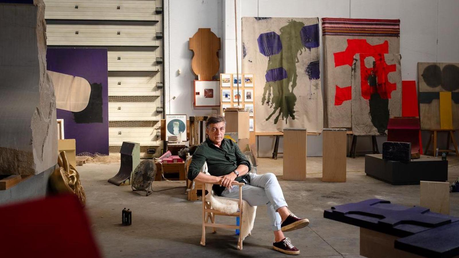 The artist Lluís Lleó, in his studio in Serra de Daró.