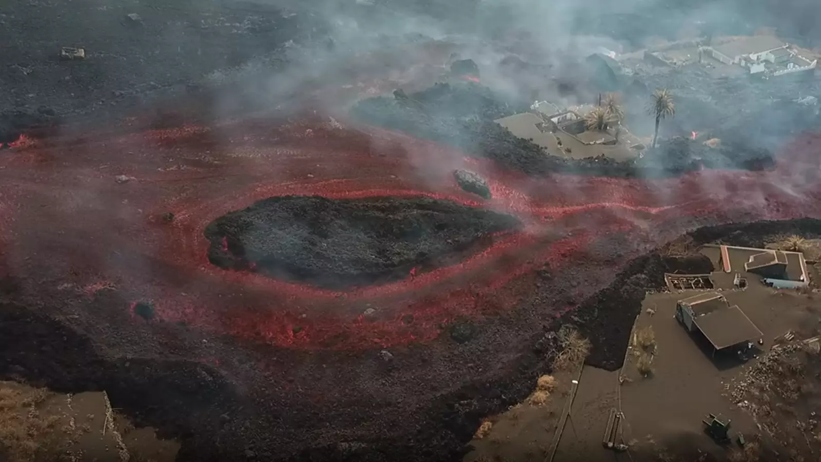 Grandes bloques, saliendo de la colada principal del volcán de La Palma