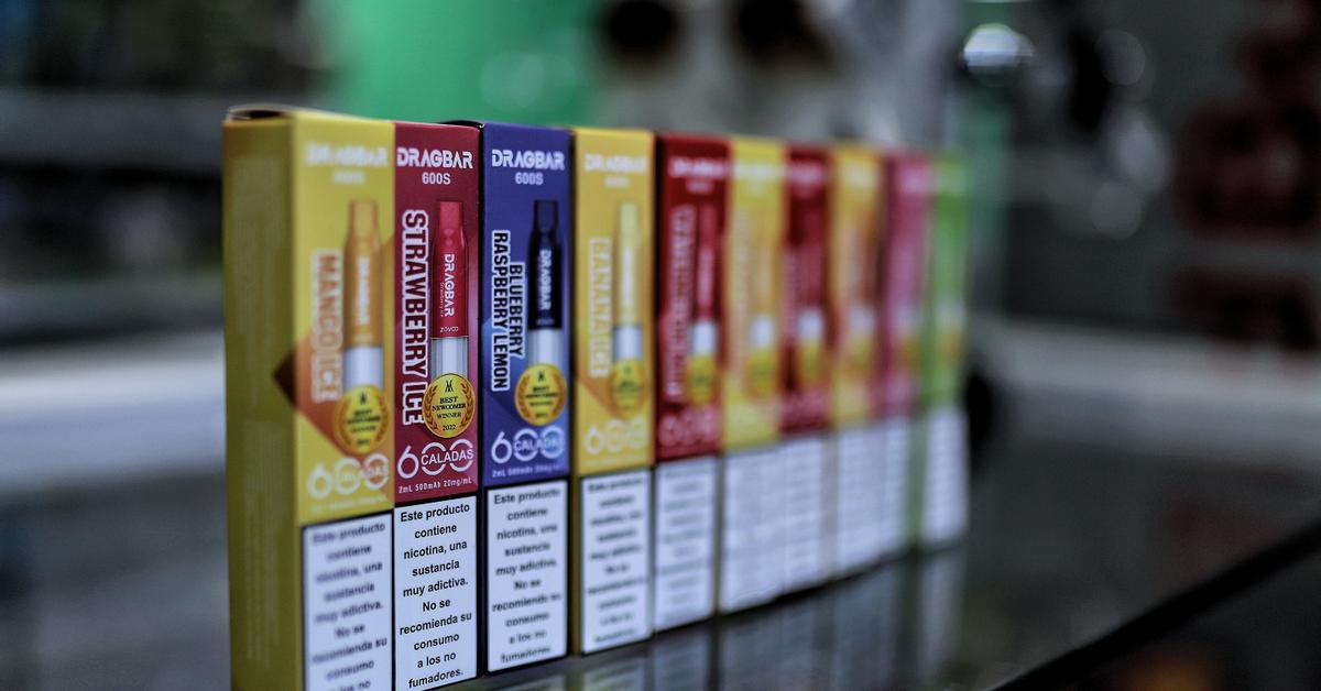 Un de cada cinc residents a Espanya (20%) ha fumat cigarretes electròniques o vapejadors, especialment en la franja que va dels 15 als 24 anys, segons l'última enque...