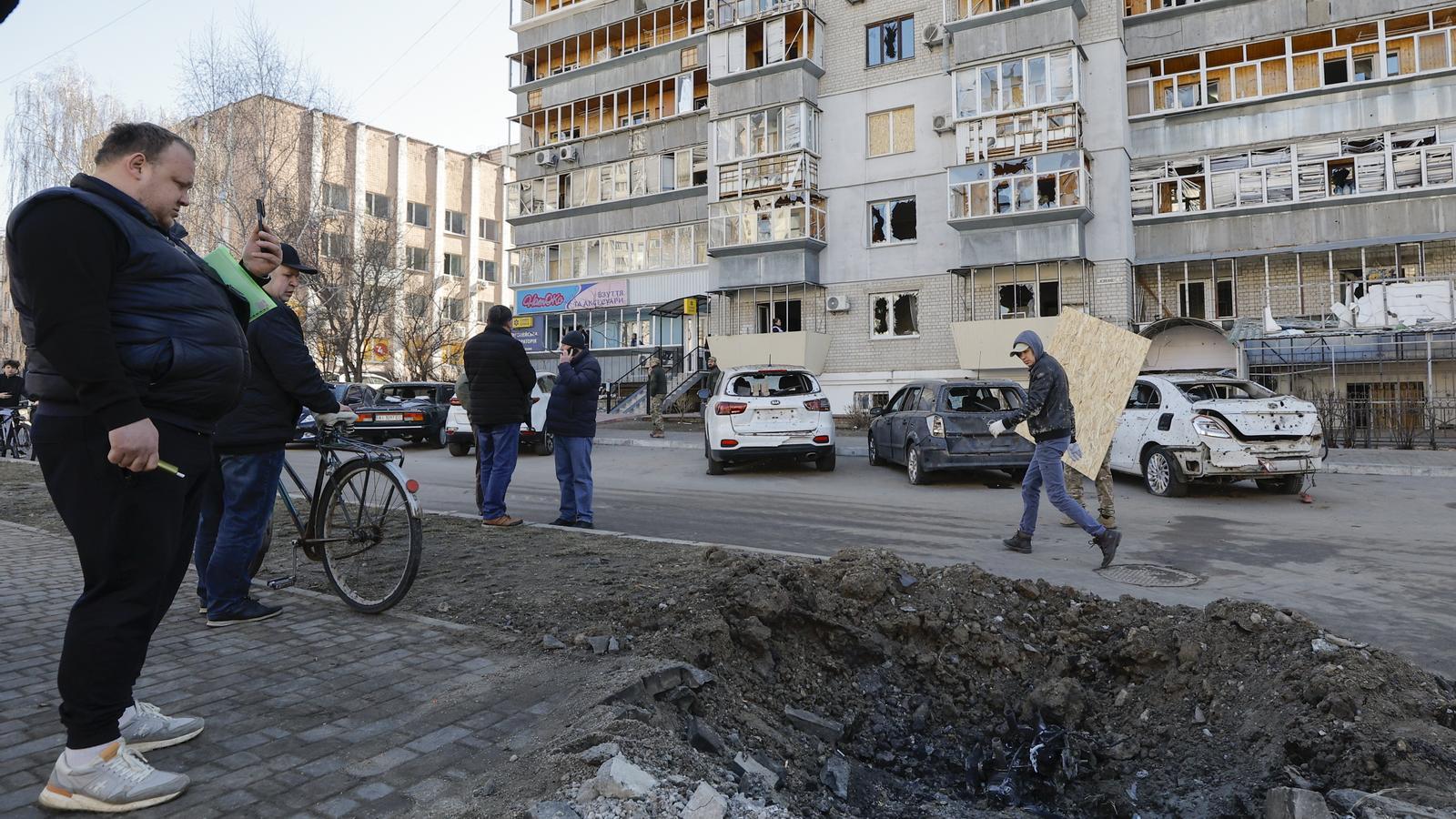 Un cráter provocado por un ataque ruso frente a un edificio residencial en la ciudad de Brovary, junto a Kiiv, después de un ataque ruso el 14 de marzo de 2026.