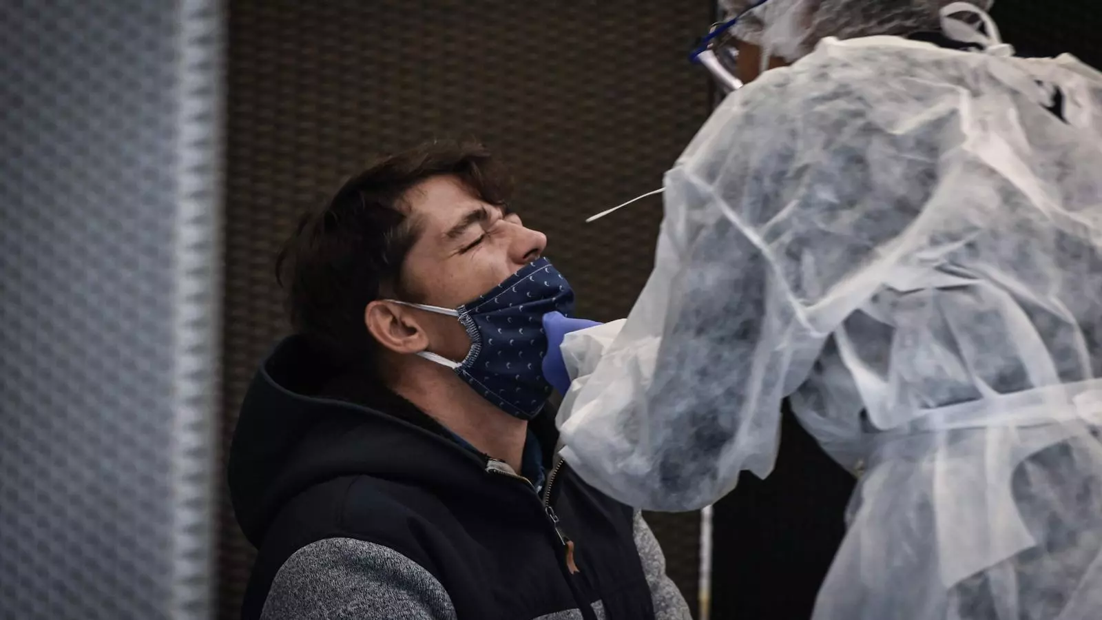Un treballador sanitari practica, a Lyon, una prova PCR a un possible contagiat de covid-19