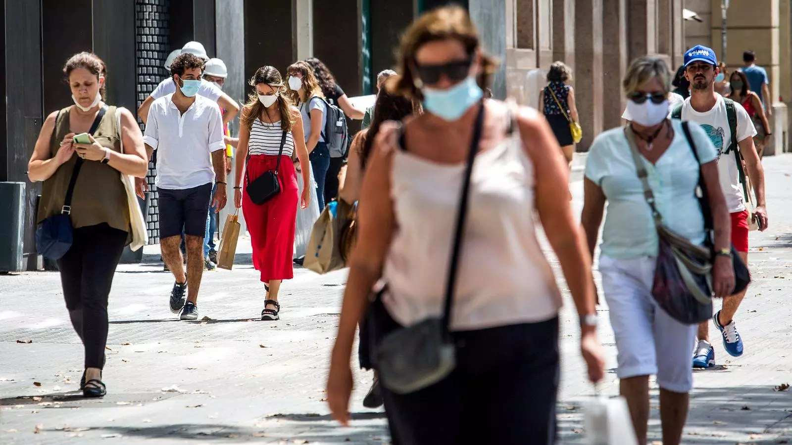 Gente con mascarilla el verano pasado en Barcelona