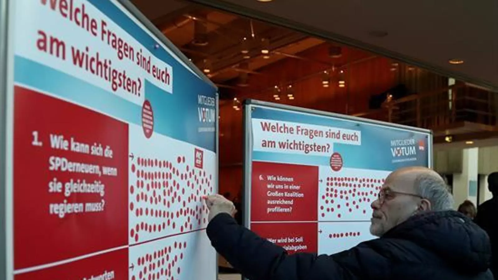 Membre del partit SPD votant en una conferència a Kamen, Alemanya