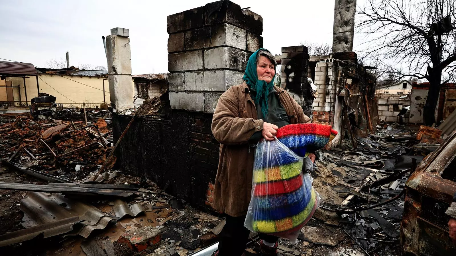 Una dona amb la seva casa destruïda a Txernihiv, al nord d'Ucraïna
