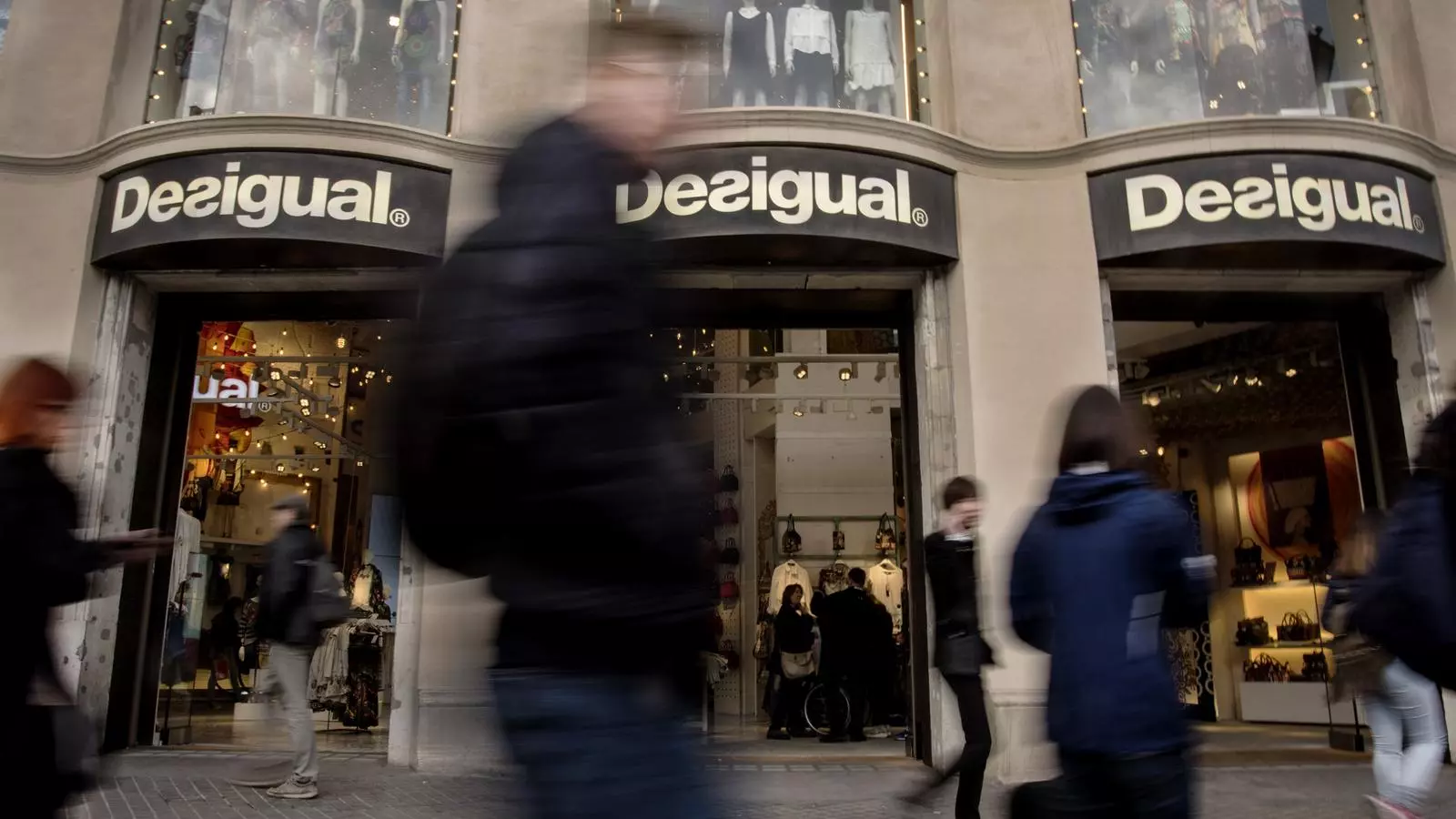 Desigual factura 933 milions d'euros el 2015, un 3% menys que l'any anterior