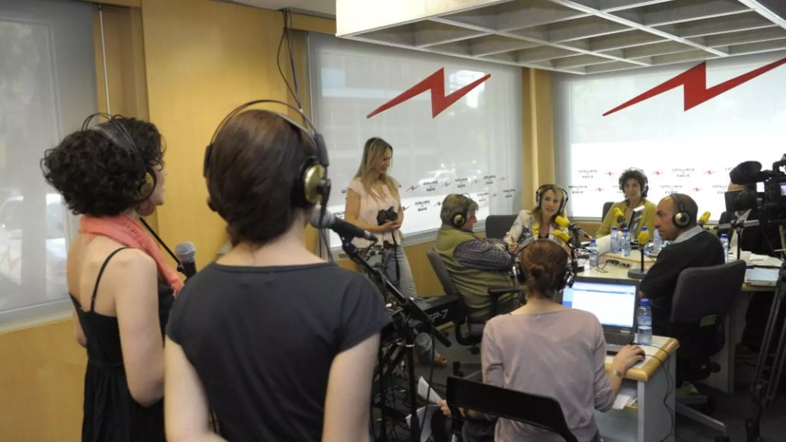 L'estudi de Catalunya Ràdio durant l'actuació d'Elena Gadel i Lidia Guevara