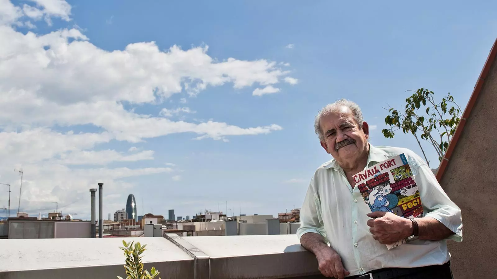 L'escriptor i traductor Albert Jané, que va adaptar els barrufets al català, al terrat de la redacció de Cavall Fort .