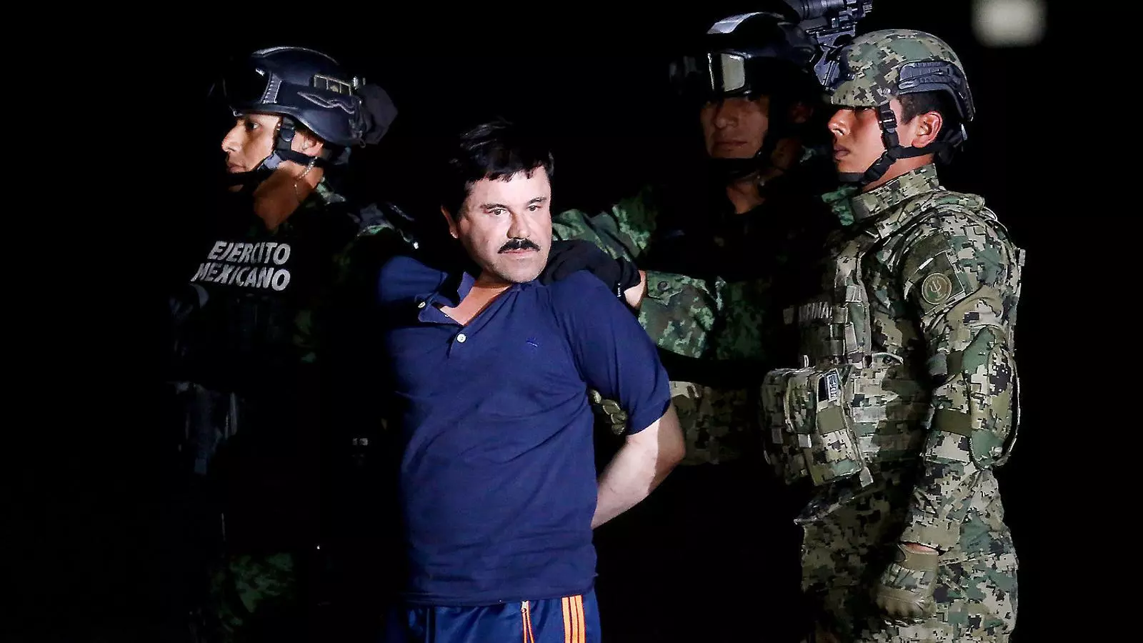 El Chapo escortat per diversos militars mexicans davant els mitjans de comunicació, en una foto d’arxiu corresponent al gener del 2016.