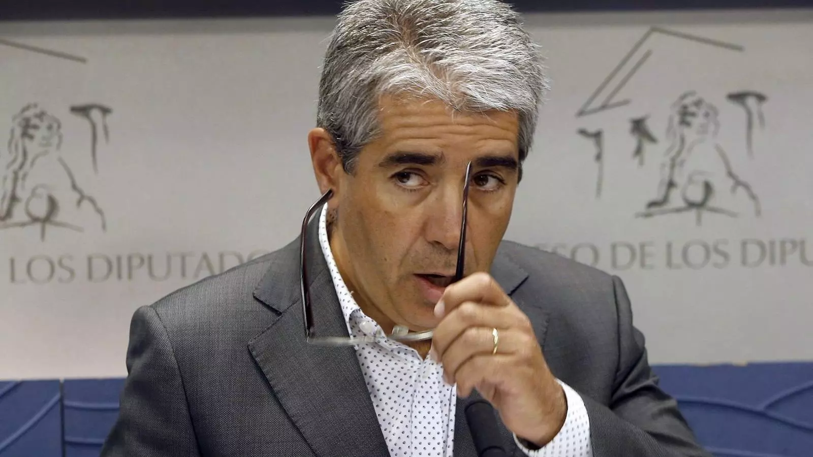 El portaveu del Partit Demòcrata Català (PDC) al Congrés, Francesc Homs, durant la roda de premsa que va fer ahir al migdia a la cambra baixa després que la mesa decidís no concedir el grup propi a la seva formació.
