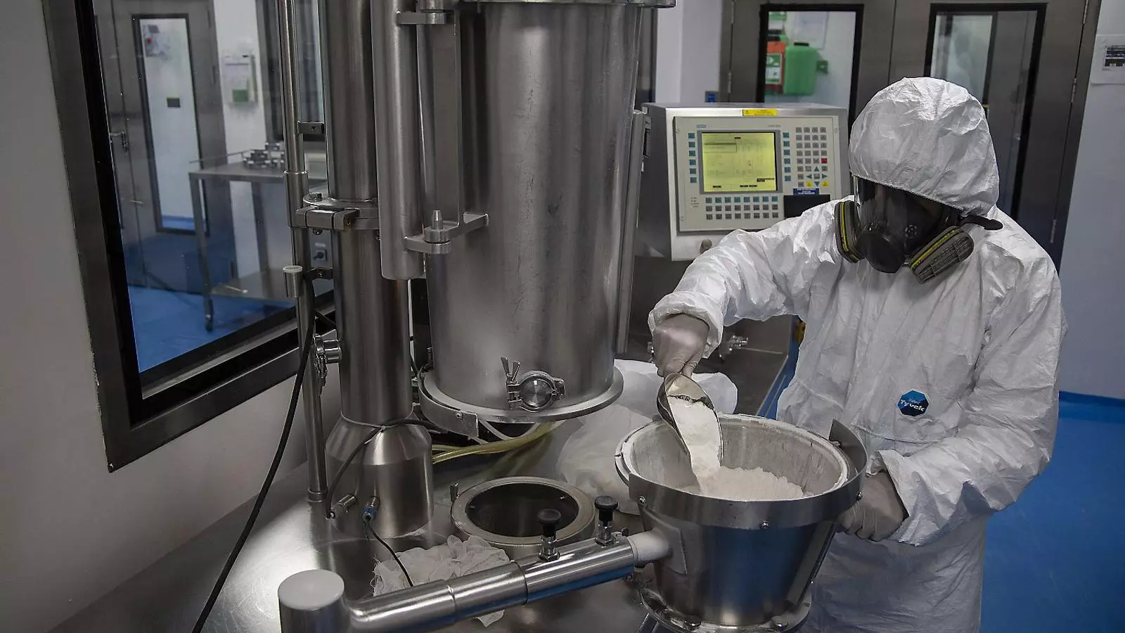 Un treballador als laboratoris d’una empresa farmacèutica. El remdesivir és produït per la farmacèutica Gilead, que en té la patent.