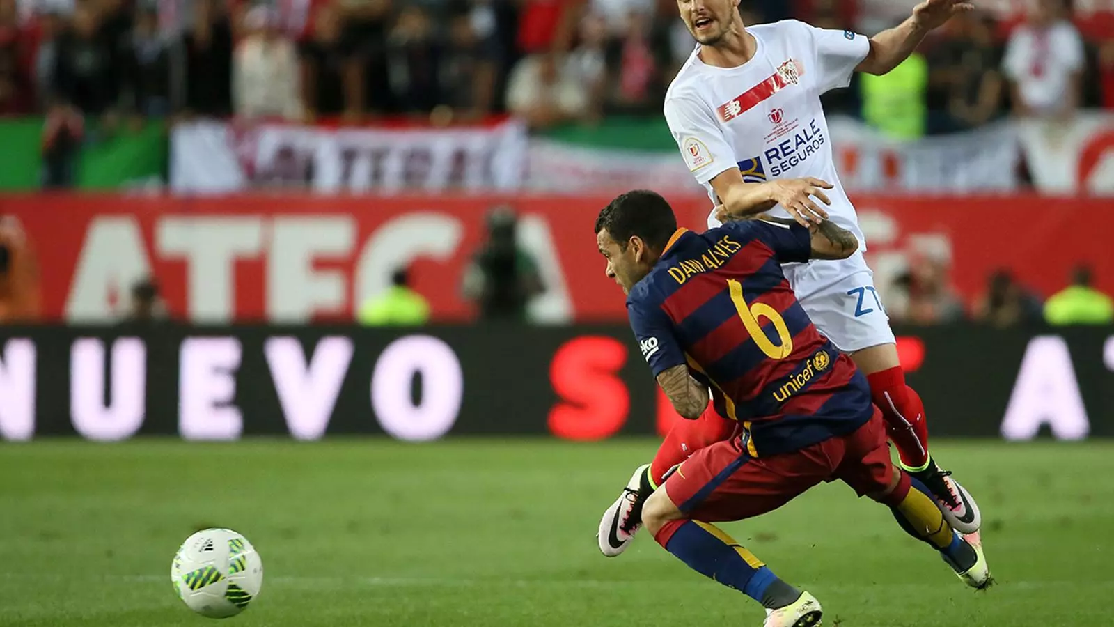 Dani Alves al Vicente Calderon defensant una jugada del Sevilla