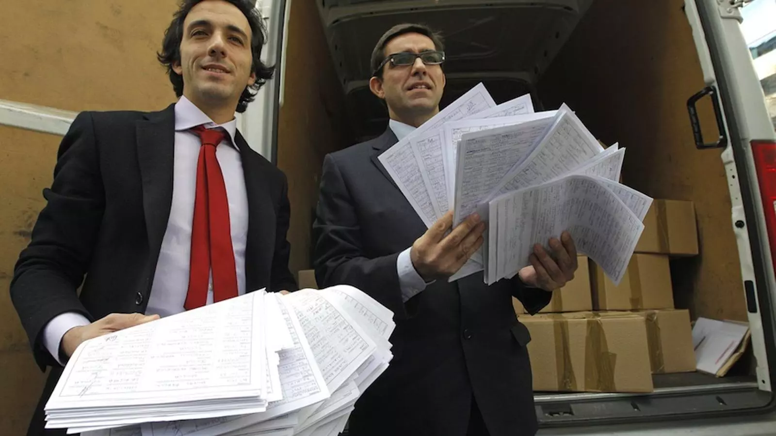 Els promotors de la recollida de firmes, Alejandro Gasch i Luis Gibert, membres de la Federació d'entitats taurines de Catalunya