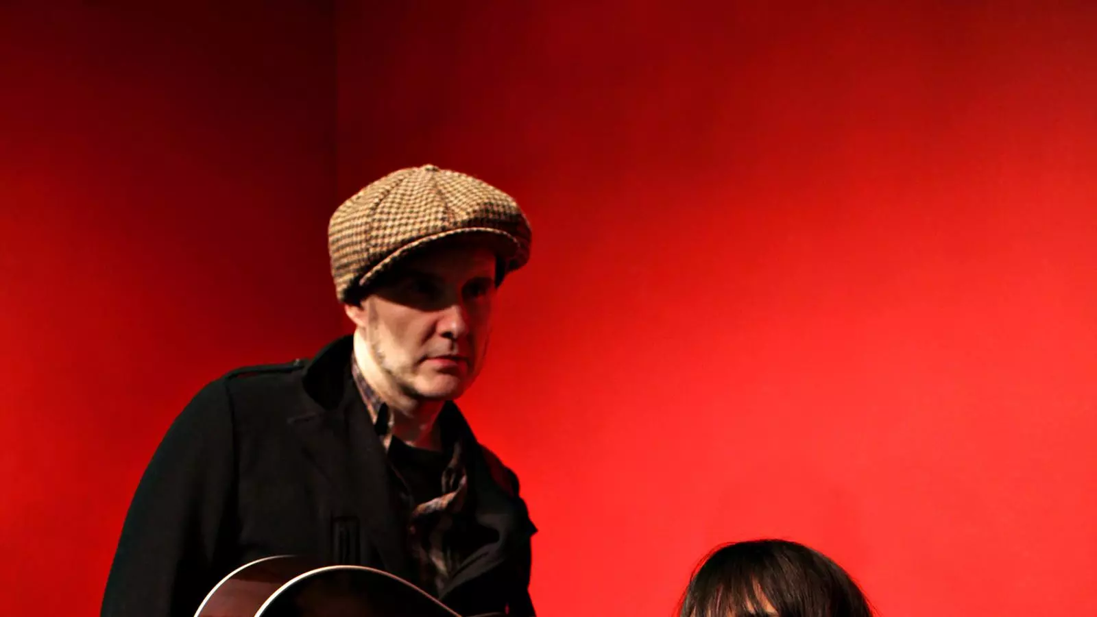 Juan Aguirre i Eva Amaral, acostumats a tocar en places de toros, poc abans de començar el seu concert de petit format a l'Helio .