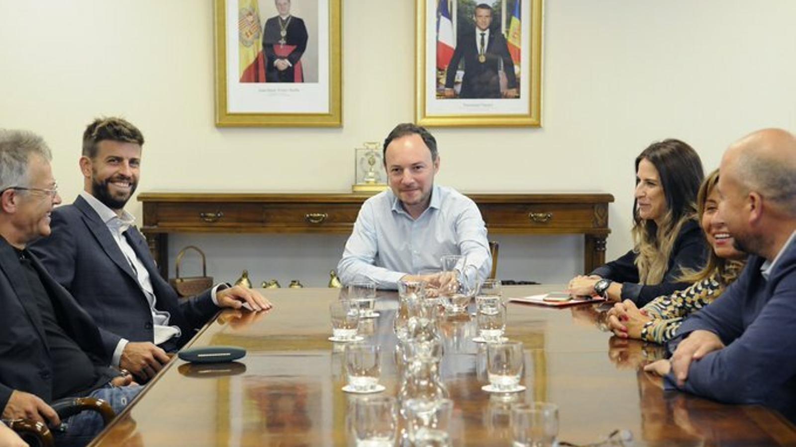 Un moment de la trobada de Piqué amb representants del Govern i dels comuns d'Andorra la Vella i Encamp. / SFG