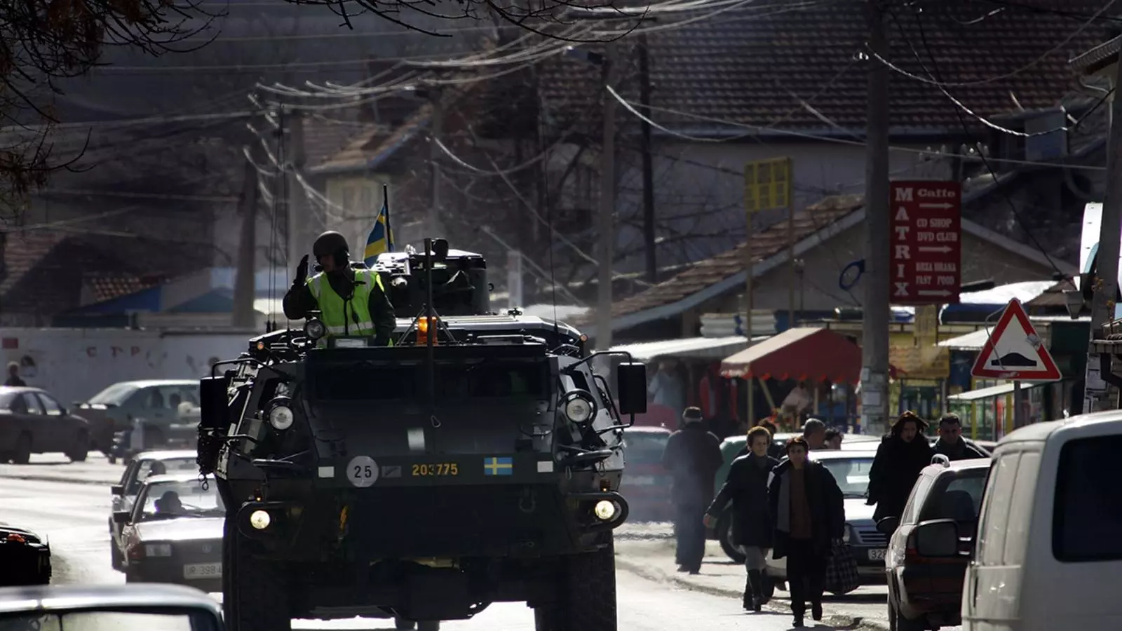 Kosovo, 9 años de independènciaSoldats suecos vigilan las calles del pueblo de Gracanica de mayoría serbia, Kosovo. 16 de febrero de 2008.