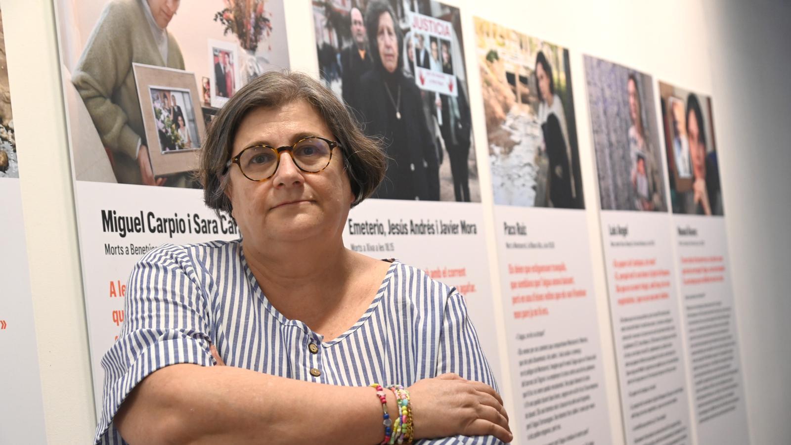 Journalist Esperança Camps at the exhibition commemorating the 30th anniversary of the digital newspaper Vilaweb, which includes images of some of the relatives of the DANA victims interviewed in her book.