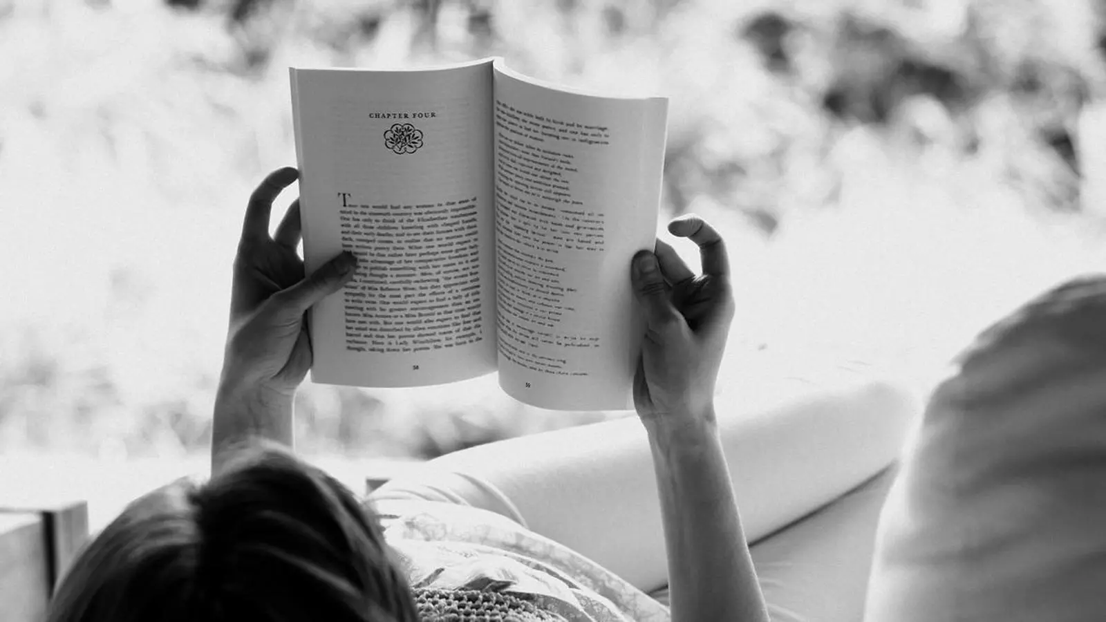 Una dona llegint un llibre