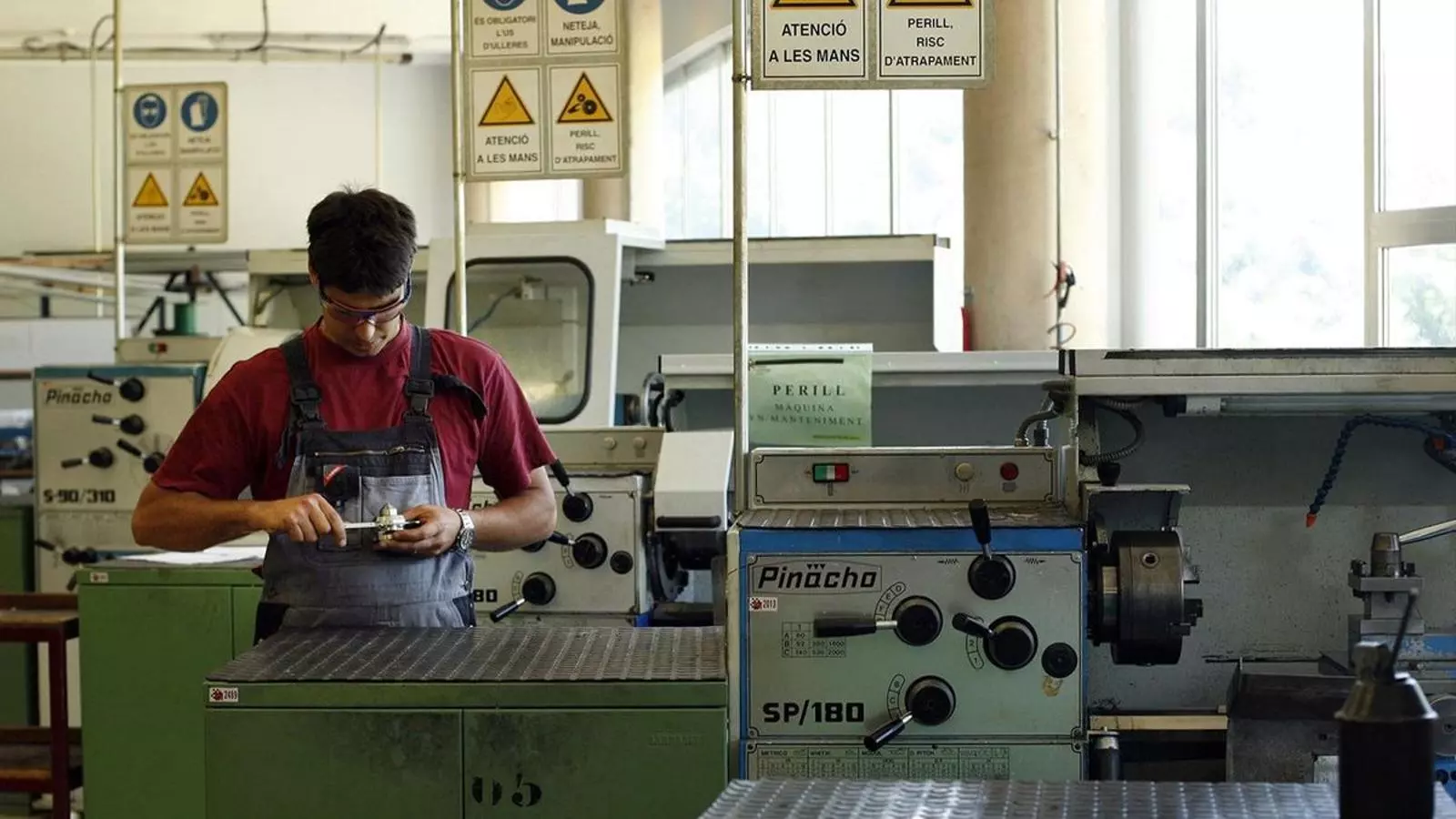 El 65% dels estudiants de FP dual troben feina nou mesos després de graduar-se.