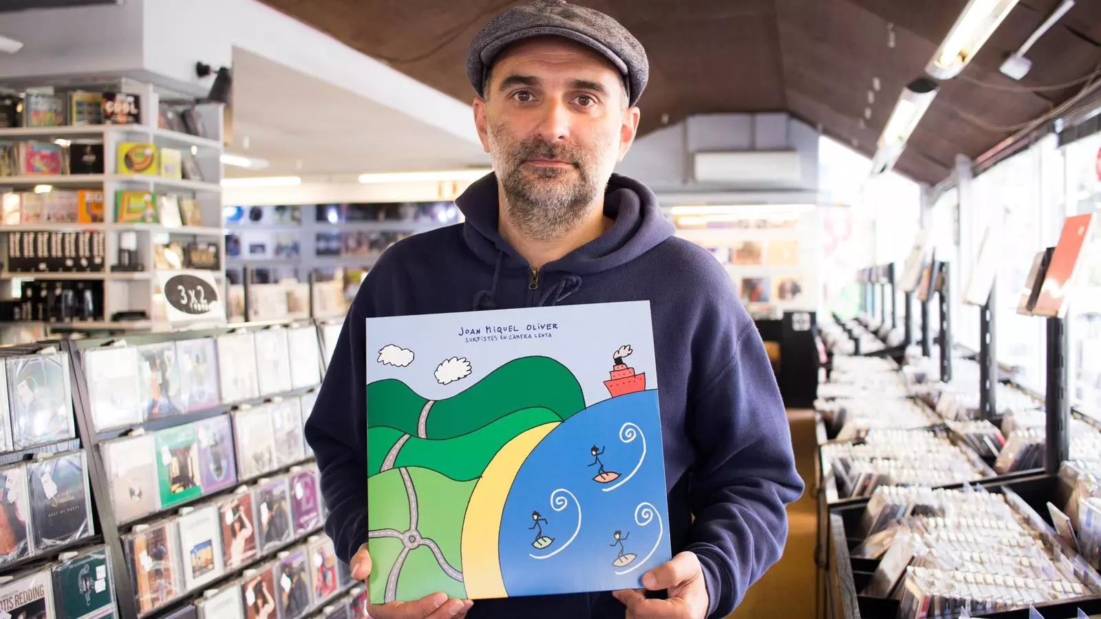 Joan Miquel Oliver amb el vinil de 'Surfistes en càmera lenta'