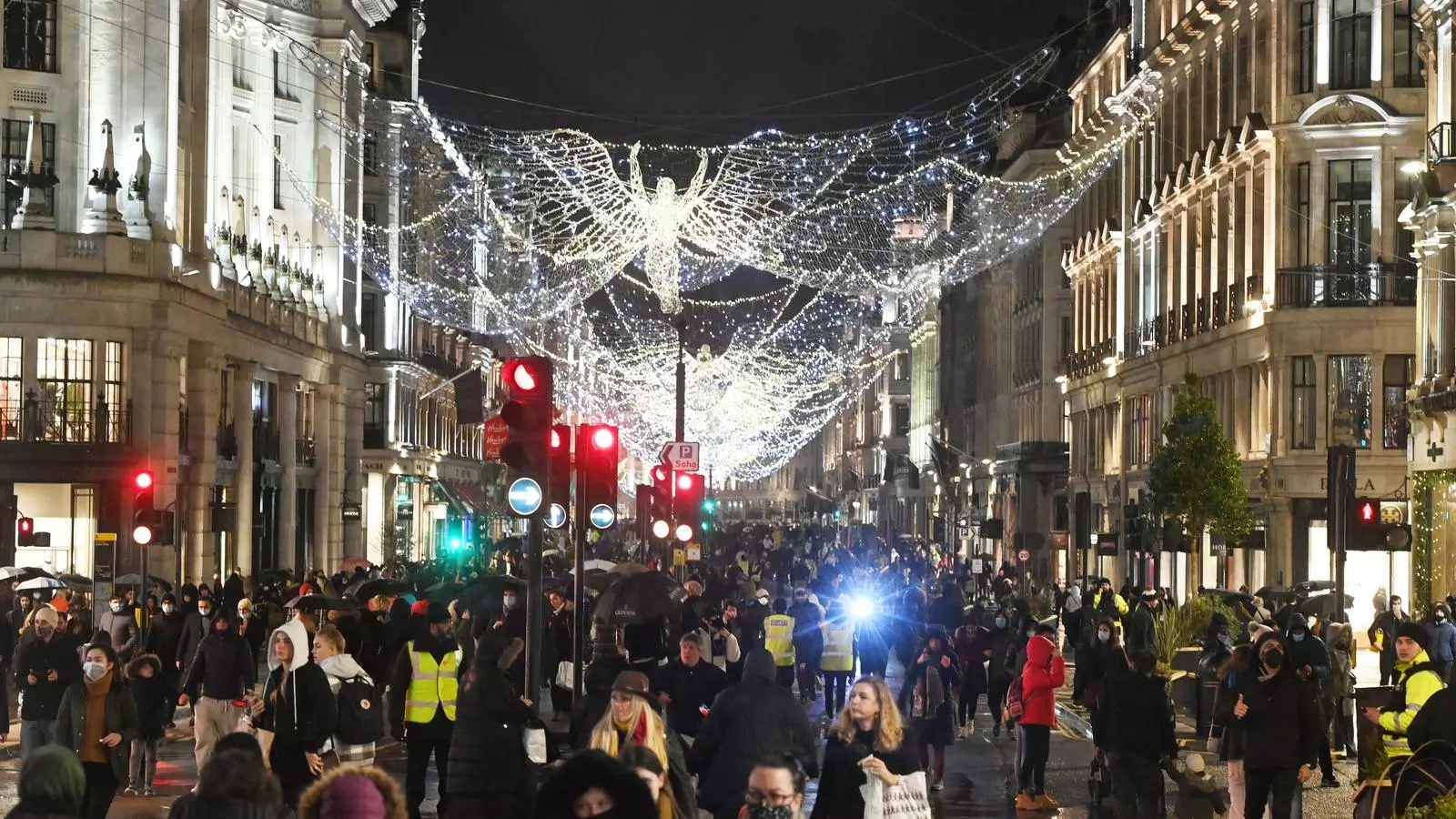 Una imatge de Regent Street, al centre de Londres, ahir dissabte, poc després que Boris Johnson anunciés el tancament de totes les botigues no esencials des de la mitjanit d'aquest diumenge