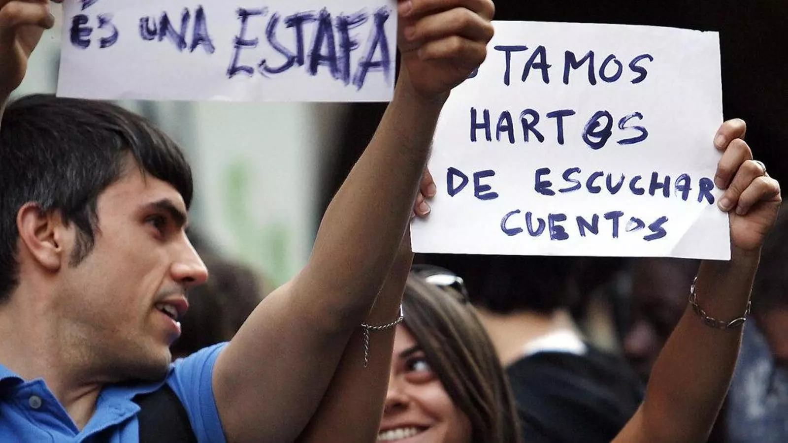 Dos manifestants en una protesta del 15-M, el maig del 2011, A la plaça del Vi de Girona, davant de l’ajuntament de la ciutat.