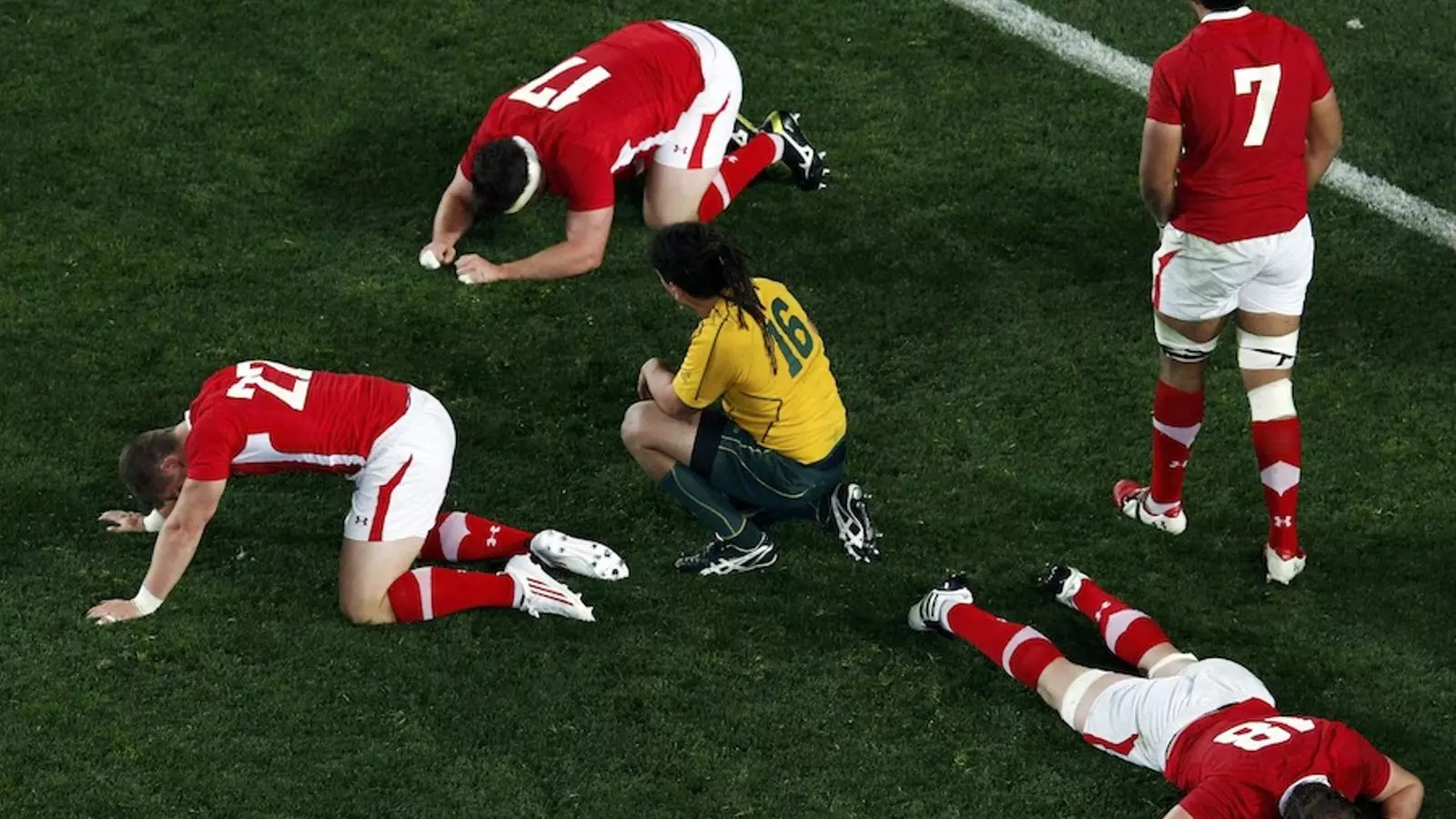 Els jugadors de Gal·les abatuts després d'una acció d'un australià.