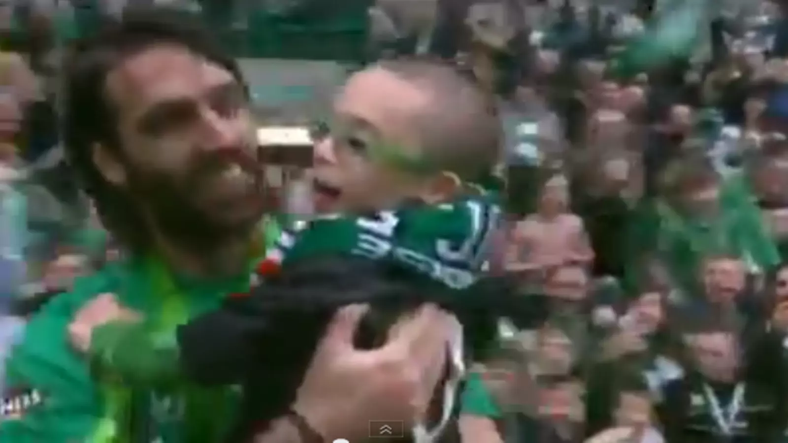 El jugador del Celtic Samaras, amb el menut Jay