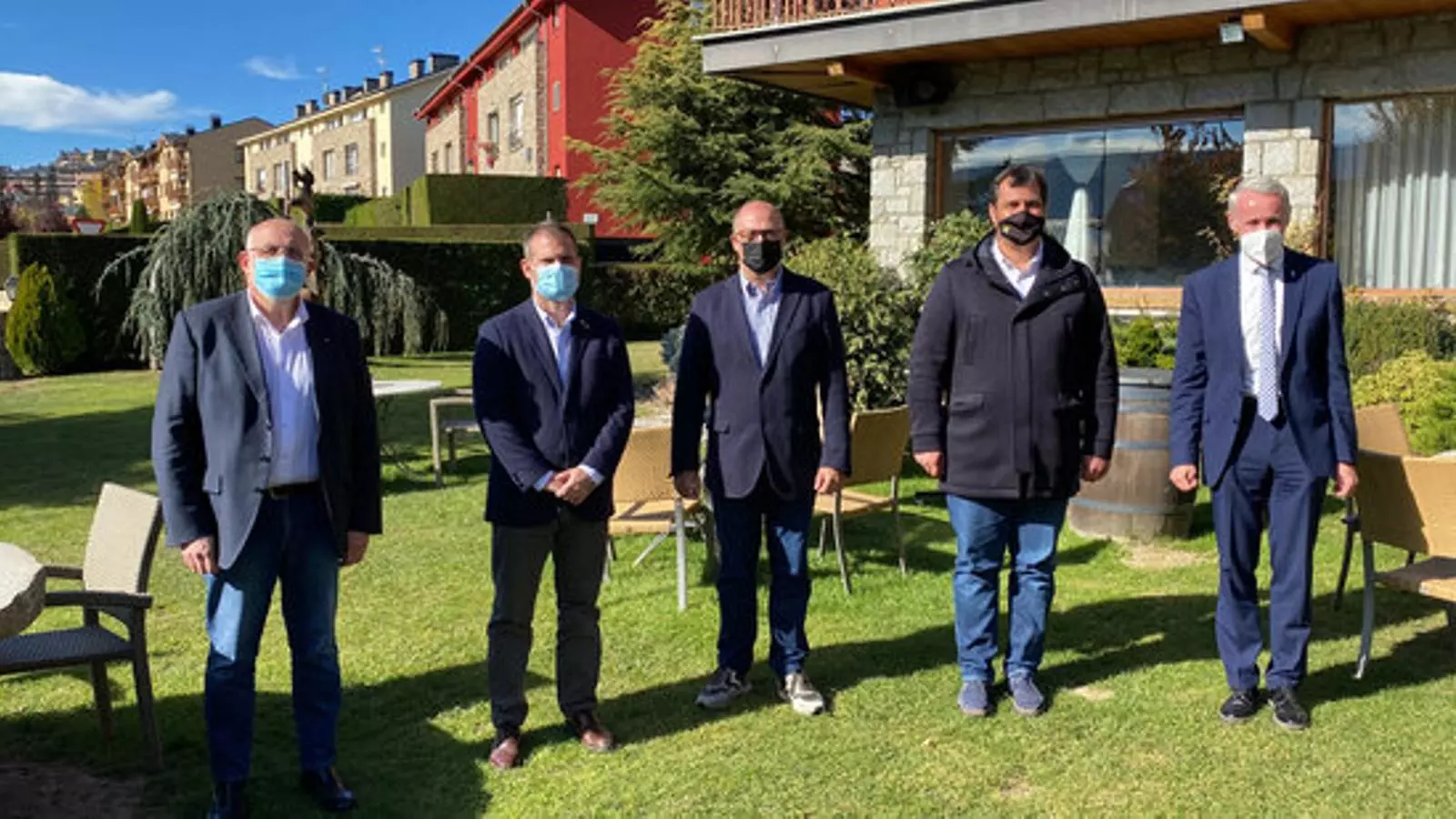 El delegat Govern Alt Pirineu i Aran, Ricard Pérez, el gerent de la regió sanitària Alt Pirineu i Aran, Felip Benavent, el president d'Empresariat Cerdanya, Francesc Armengol, i altres autoritats. Imatge del 27 d'octubre de 2021.