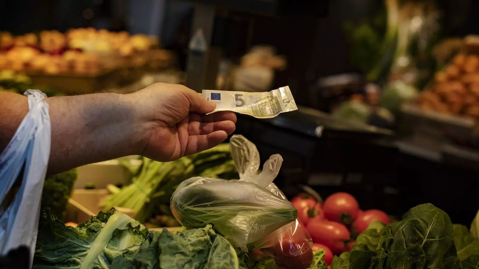 Un hombre comprando en un mercado de Barcelona, en una imagen de archivo
