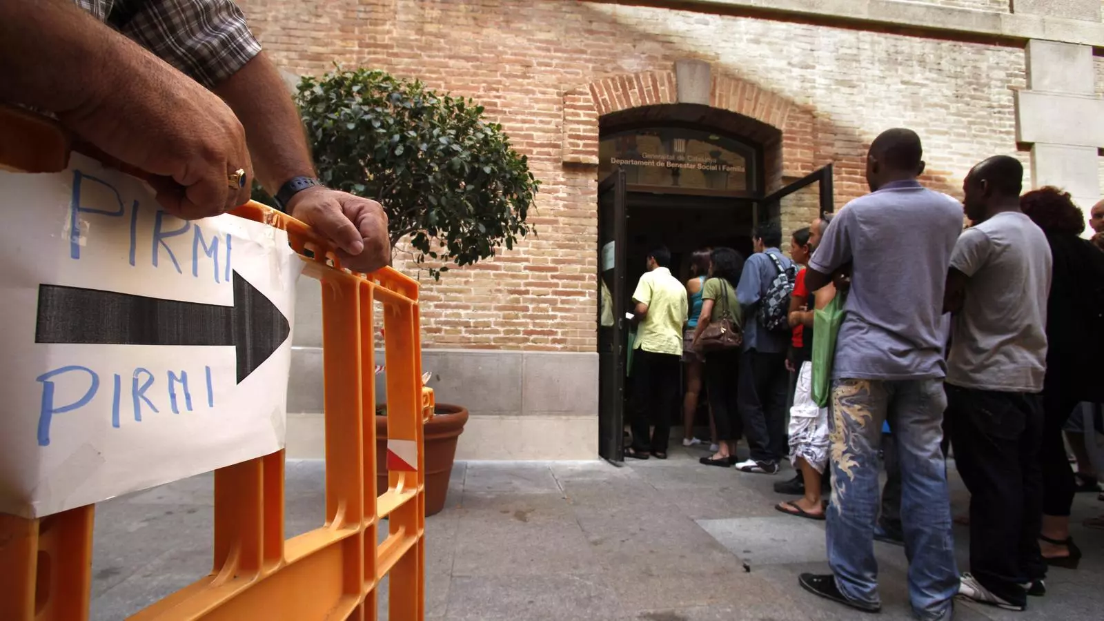 Un 30% encara no ha cobrat La confusió ha generat cues diàries a Benestar Social. Ahir, el 70% havia cobrat.