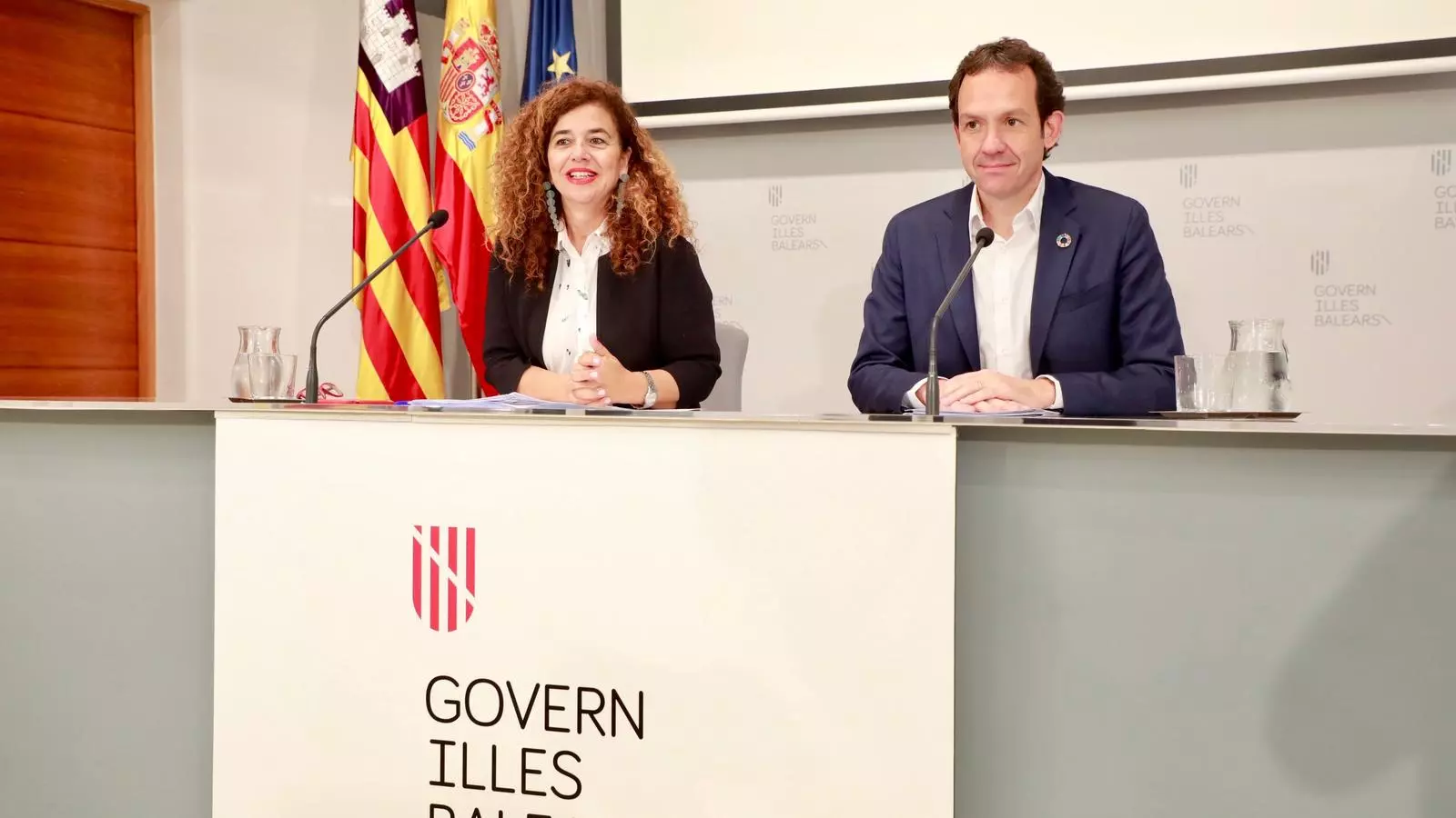 La portaveu del Govern, Pilar Costa, i el conseller de Territori, Energia i Mobilitat, Marc Pons.