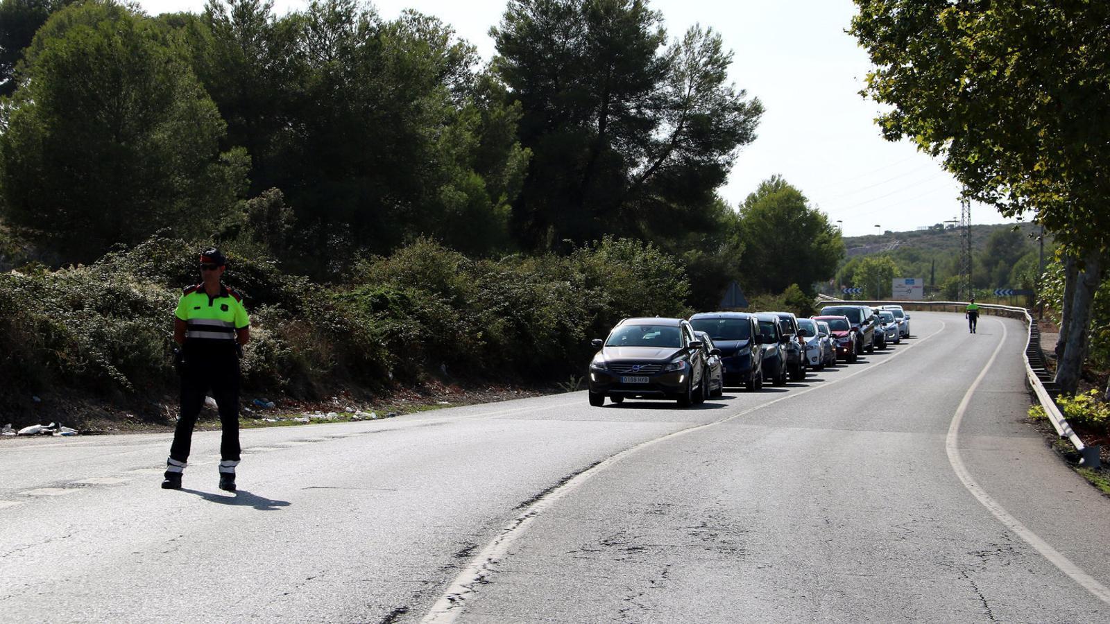 Un guàrdia vigila el tram de la N-340 a Tarragona, tallat ahir per la plataforma  Sí a l’Autovia A-7 .