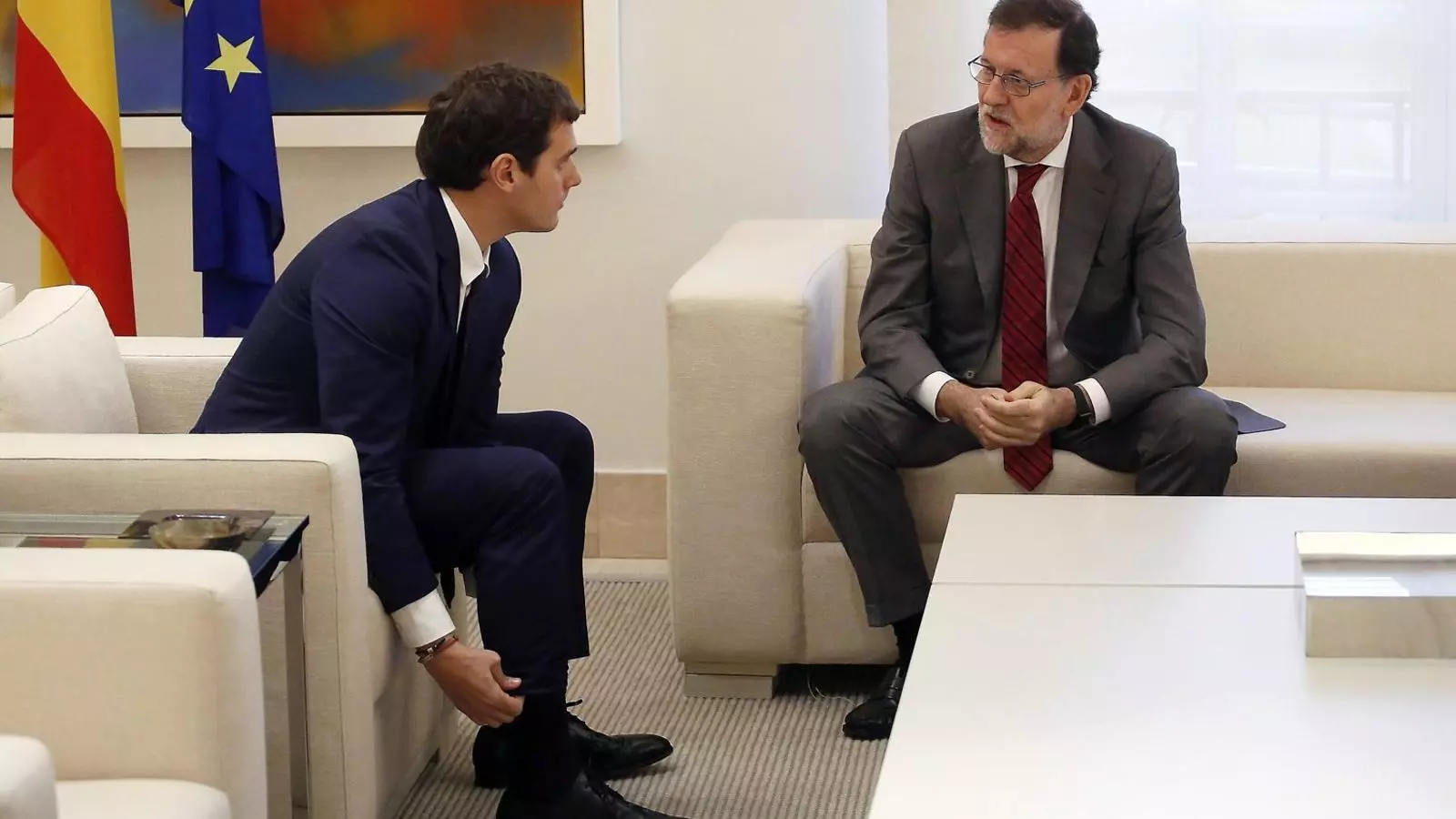 RIVALS A LA BANDA DRETA Mariano Rajoy, ahir a la Moncloa amb Albert Rivera, cuida la relació amb C’s.