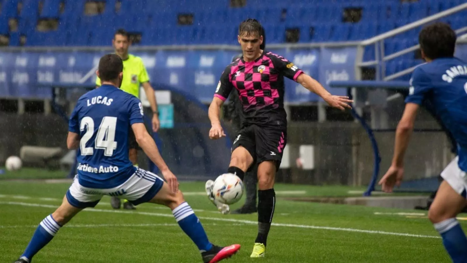 Una imatge del partit entre l'Oviedo i el Sabadell