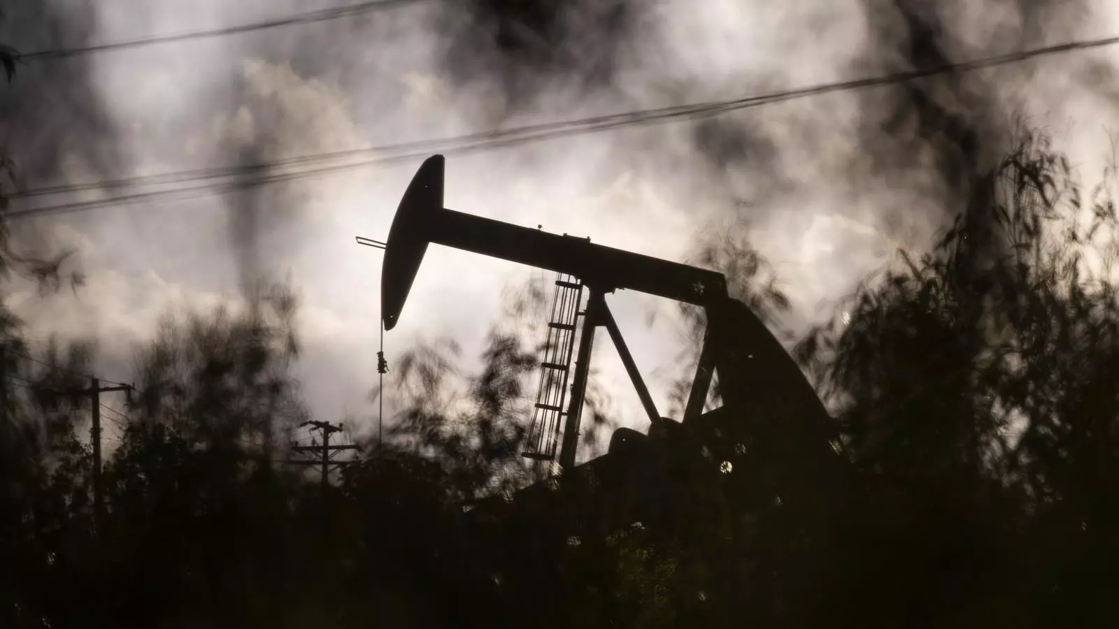 La reserva de petroli Inglewood funcionant enmig de la pandèmia del coronavirus a Los Angeles, Califòrnia, als EUA, el passat 20 d'abril, quan el petroli nord-americà va assolir el preu de -37 dòlars el barril