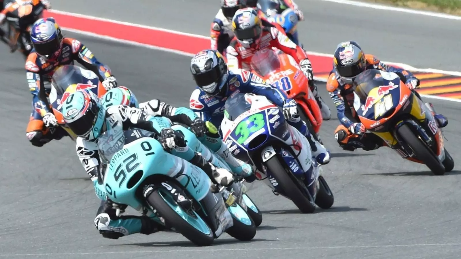 Danny Kent (52), durant la cursa a Sachsenring / HENDRIK SCHMIDT / EFE