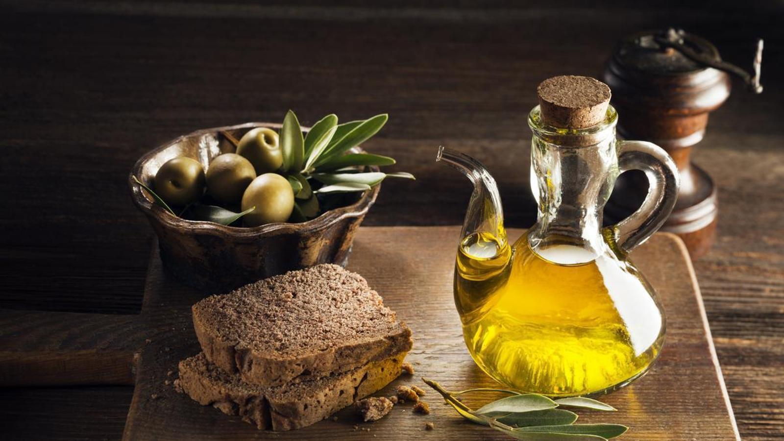 Aceite de oliva en un frasco.