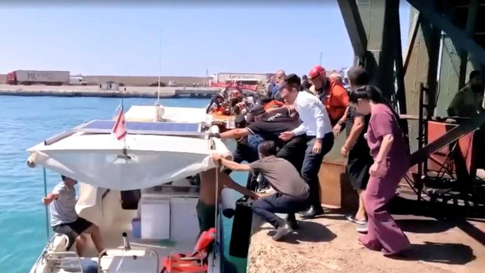 Embarcaciones de rescate llevan a tierra a los pasajeros de una barca volcada al norte de Chipre